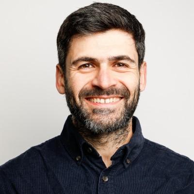 Porträt eines lächelnden Mannes mit Bart