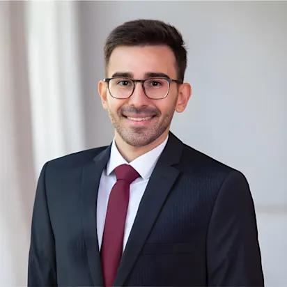 Porträt eines lächelnden Mannes in Anzug und Krawatte