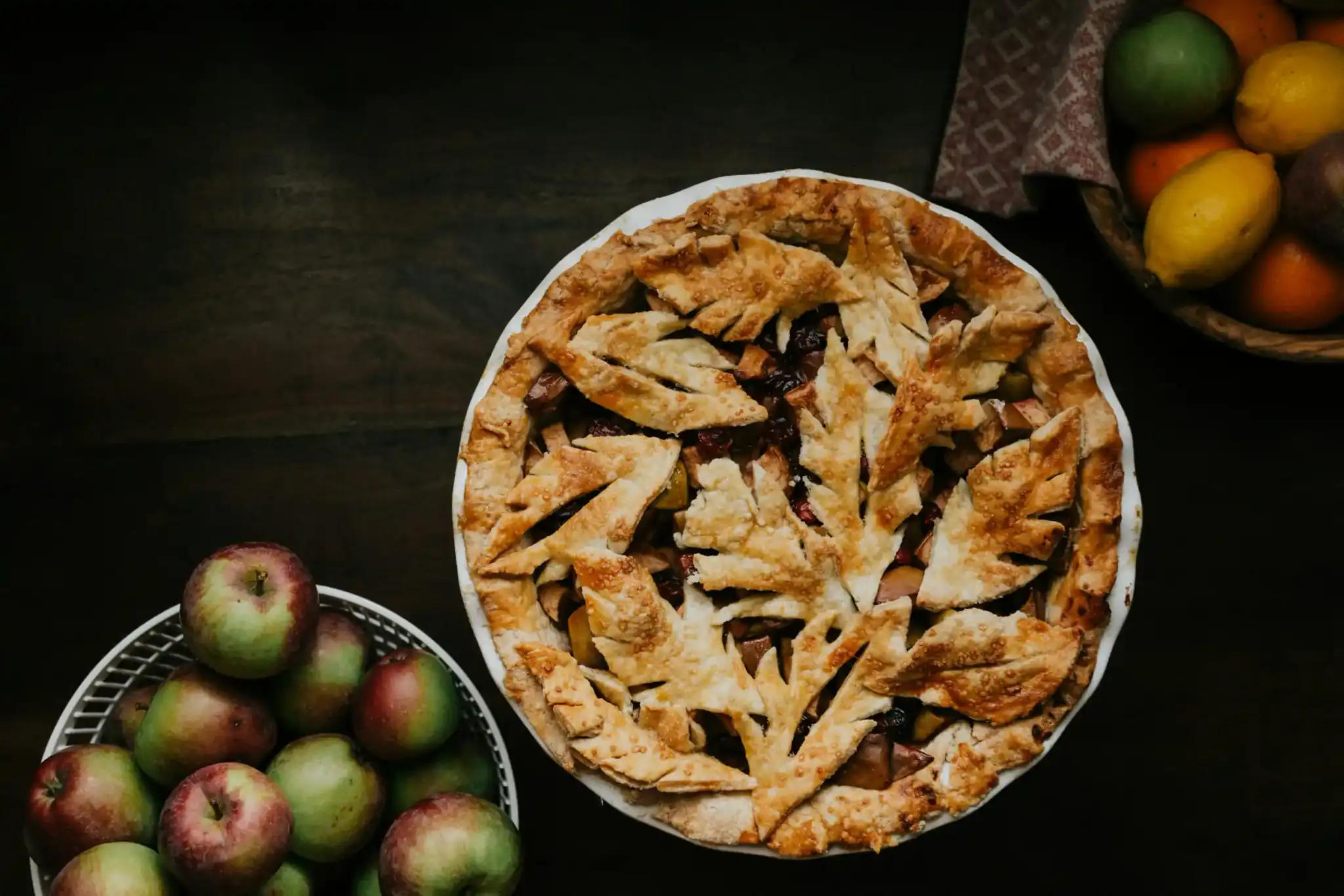 Apfelkuchen mit Äpfeln und Zitrusfrüchten