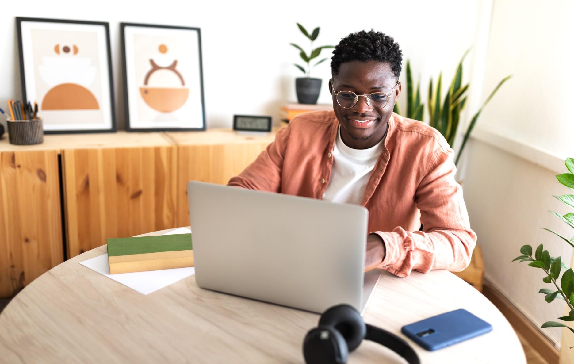 Mann arbeitet am Laptop zu Hause