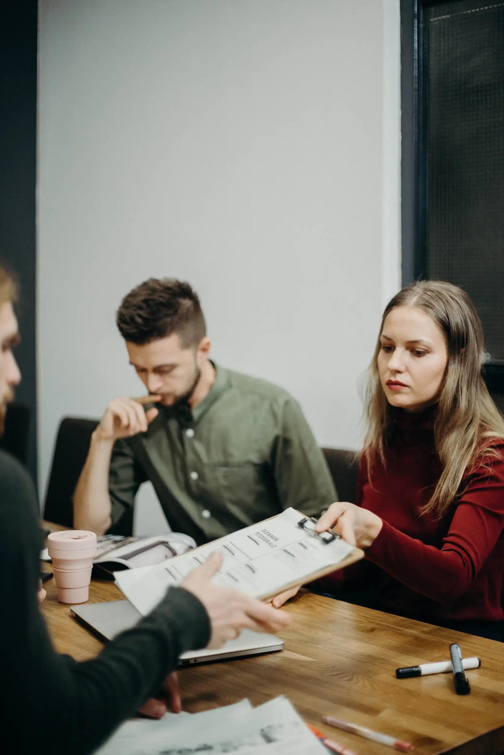 Menschen in einem Meeting, die Dokumente besprechen.