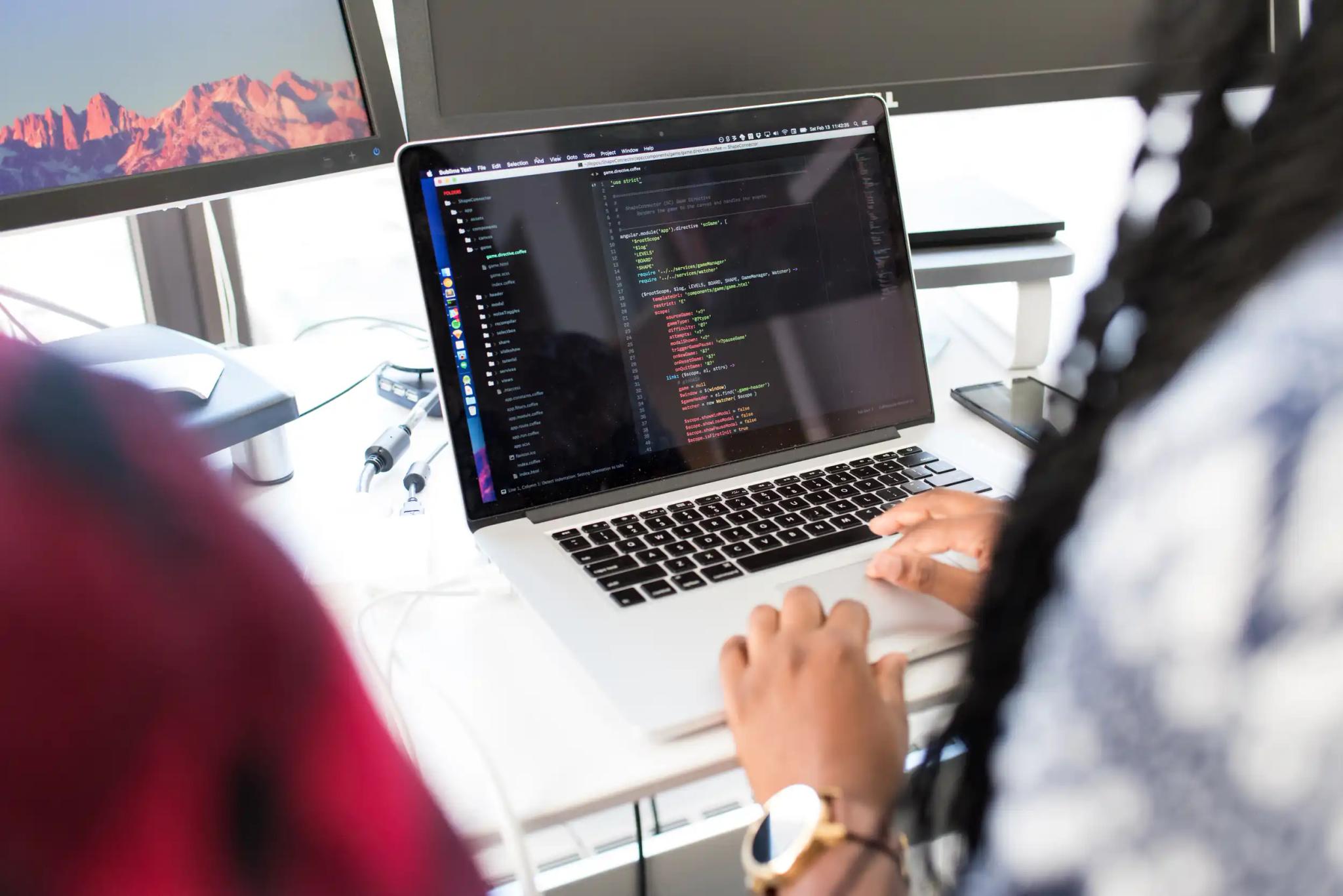 Person, die Code auf Laptop schreibt