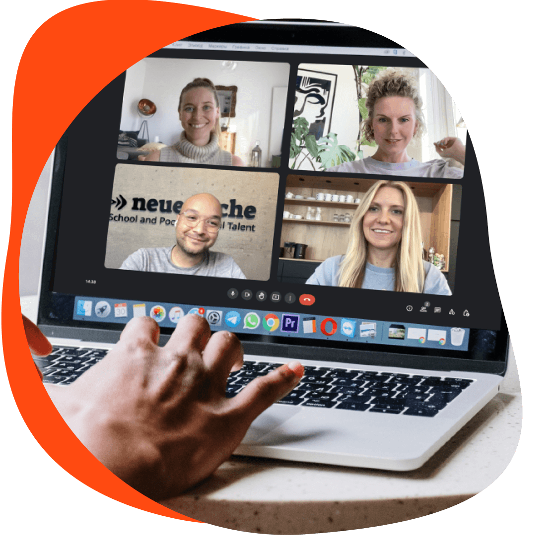 Laptop mit Videoanruf von vier Personen.