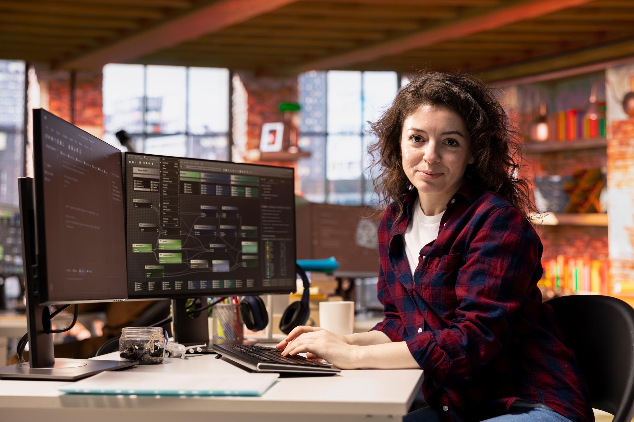 Frau arbeitet am Computer in modernem Büro.