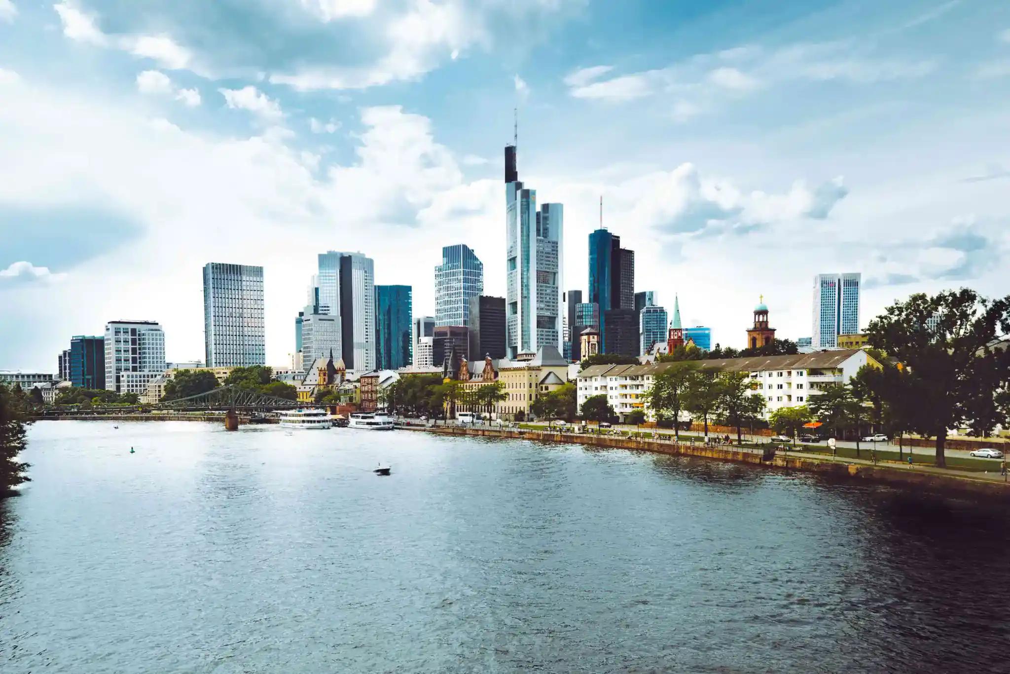 Stadtbild von Frankfurt am Main mit Skyline und Fluss.