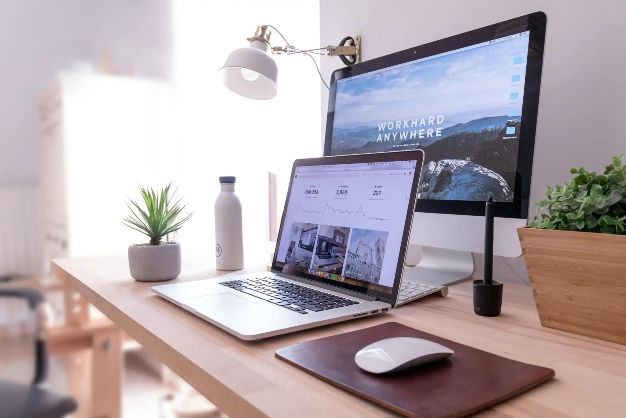 Moderner Arbeitsplatz mit Laptop und Desktop-Computer