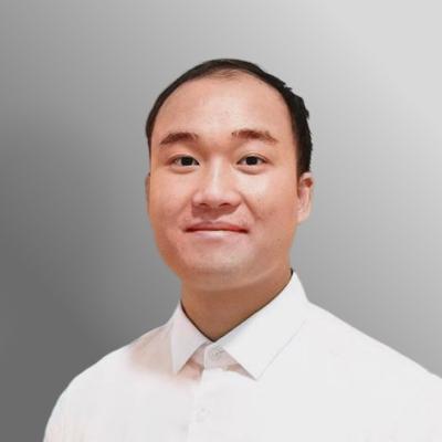 Porträt eines Mannes im weißen Hemd vor grauem Hintergrund