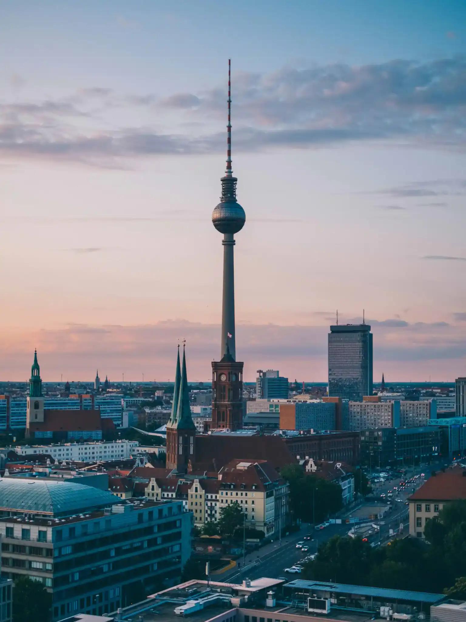 Fernsehturm und Skyline von Berlin bei Sonnenuntergang